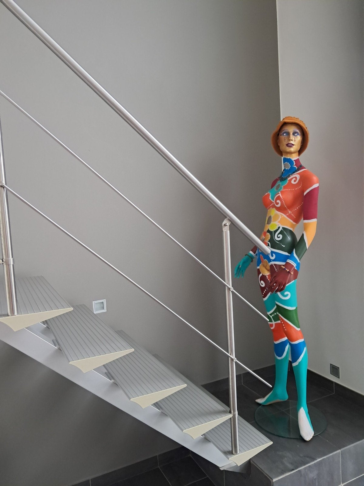 Kleurrijk beschilderd paspop beeld, uniek kunstwerk, Ophalen of Verzenden