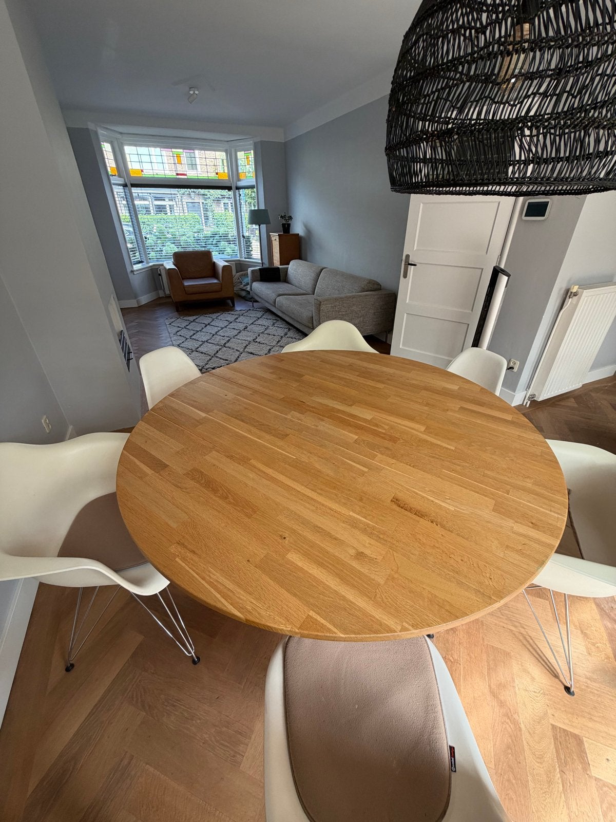 Eethoek ronde tafel (Woood) met 6 (Vitra Eames) stoelen, Huis en Inrichting, Ophalen, Zo goed als nieuw, Design, 4 tot 6 stoelen