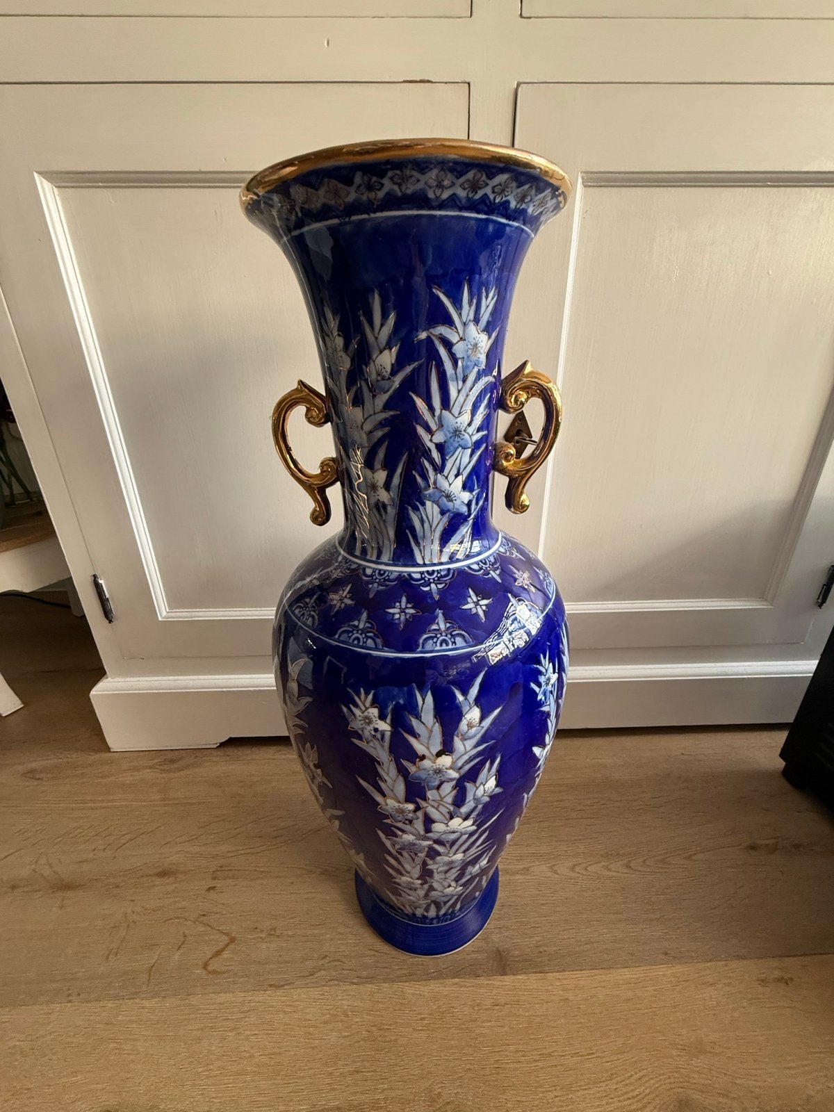Grote Chinese vaas met blauw-wit decor en gouden accenten, Ophalen of Verzenden
