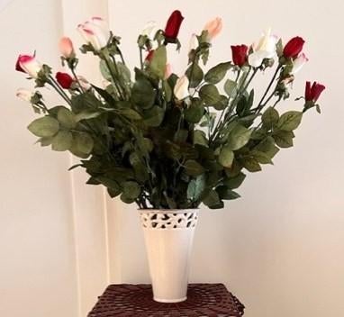 Bos kunstrozen in een keramisch vaas, Huis en Inrichting, Woonaccessoires | Kunstplanten en Kunstbloemen, Ophalen of Verzenden