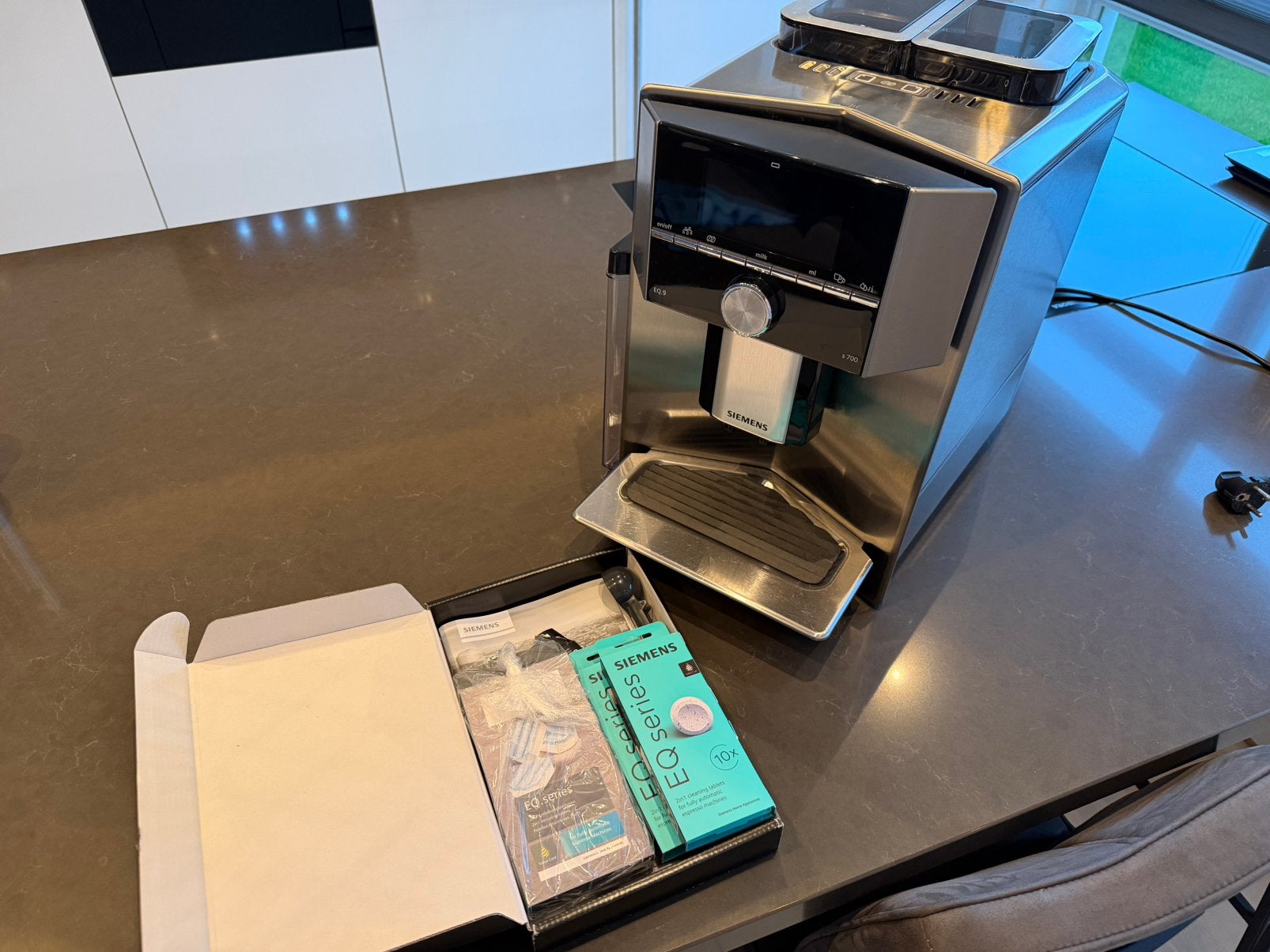 Siemens EQ.9 s700 Volautomatische Espresso- / Koffiemachine, Witgoed en Apparatuur, Ophalen, Afneembaar waterreservoir, 10 kopjes of meer