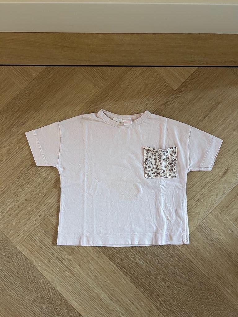 Z.g.a.n. Lichtroze shirt met borstzakje bloem, Zara, mt 92, Kinderen en Baby's, Kinderkleding | Maat 92, Meisje, Ophalen of Verzenden