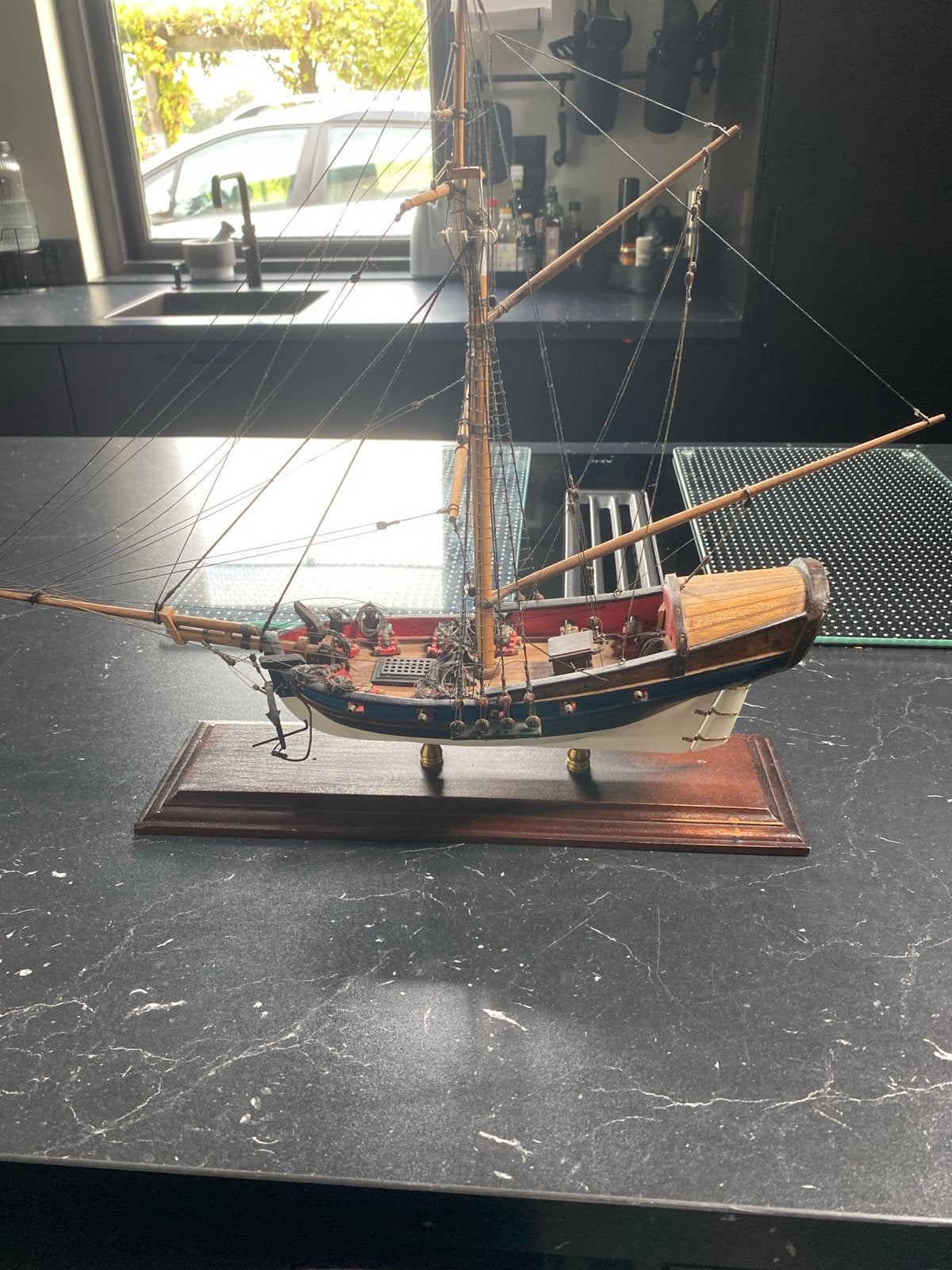 Gedetailleerd scheepsmodel - Maten 60x49 cm, Ophalen of Verzenden, Gebruikt, Groter dan 1:32, Overige merken