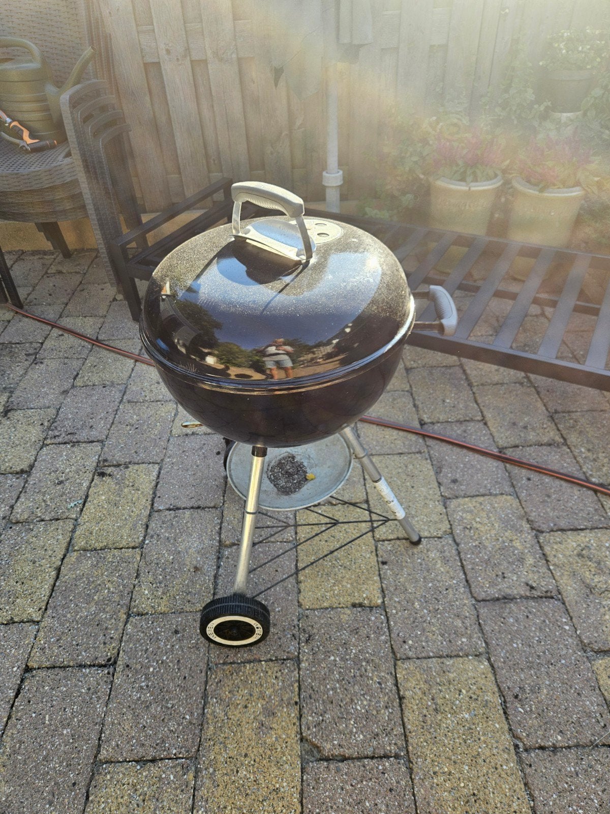 Gebruikte houtskoolbarbecue met deksel en wielen, Tuin en Terras, Ophalen, Gebruikt, Onbekend