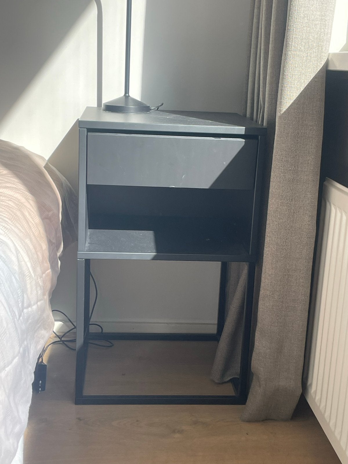 IKEA Vikhammer nachtkastje zwart met lade, Ophalen, Minder dan 45 cm, Metaal of Aluminium, 55 tot 70 cm