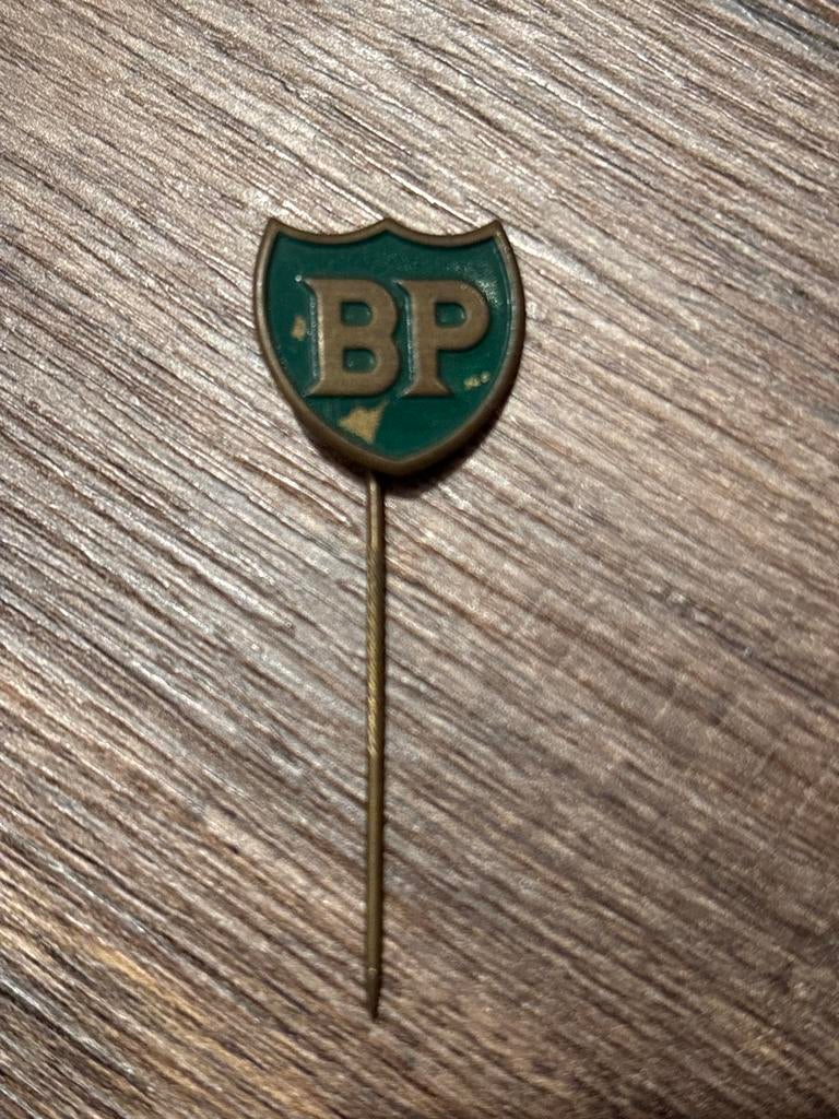 Vintage BP Speldje - Groen Emaille met Gouden Letters, Verzamelen, Ophalen of Verzenden, Gebruikt, Merk, Speldje of Pin