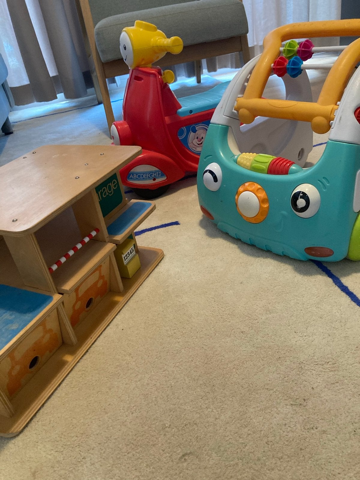 Loopwagen, loopfiets en houten garage, Ophalen of Verzenden, Gebruikt, Jongen of Meisje