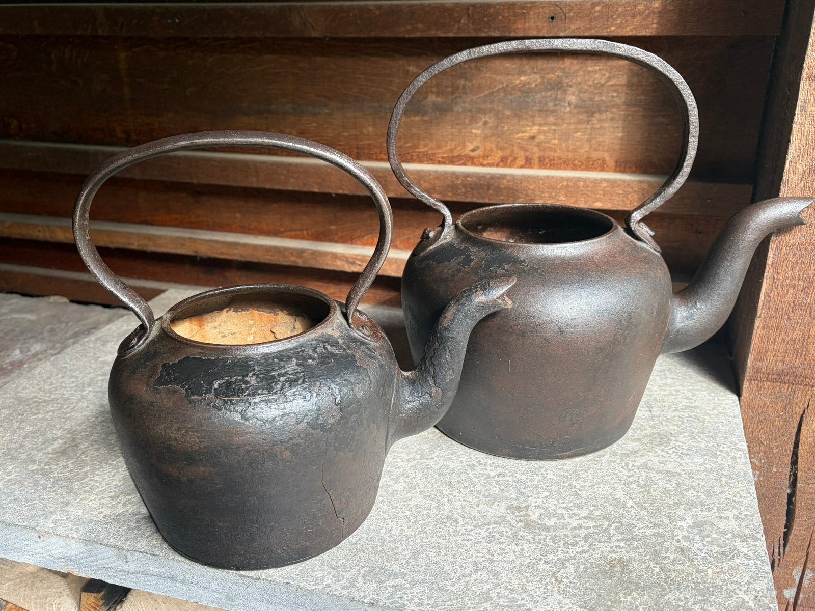 Antieke gietijzeren ketels. Appelketel, waterketel, Ophalen