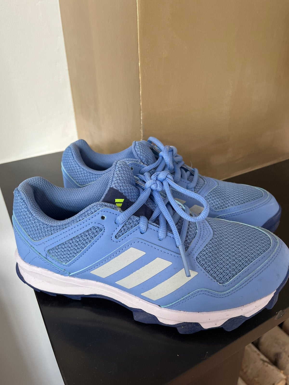 Adidas hockey schoenen - lichtblauw - maat 38, Ophalen of Verzenden, Zo goed als nieuw, Blauw, Sportschoenen