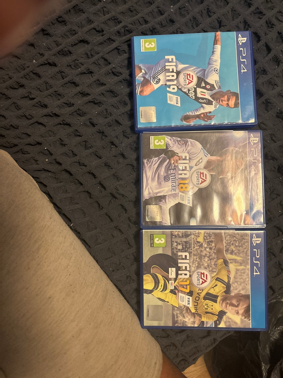 FIFA 17, FIFA 18 en FIFA 19 voor PS4 - Voetbalgames, Gebruikt, Verzenden, 2 spelers, Eén computer
