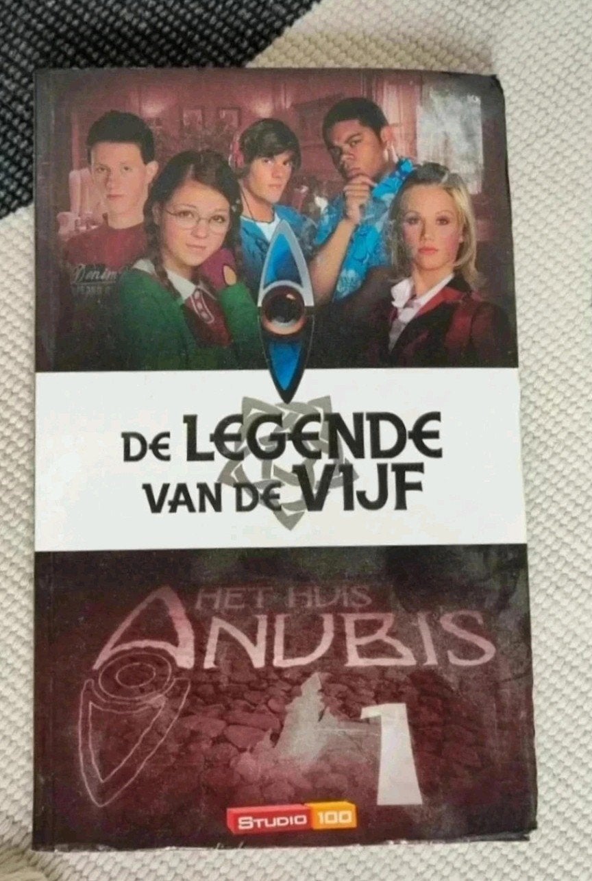 Het Huis Anubis 1: De Legende van de Vijf - Studio 100, Ophalen of Verzenden, Gelezen, Alexandra Penrhyn Lowe, Fictie algemeen
