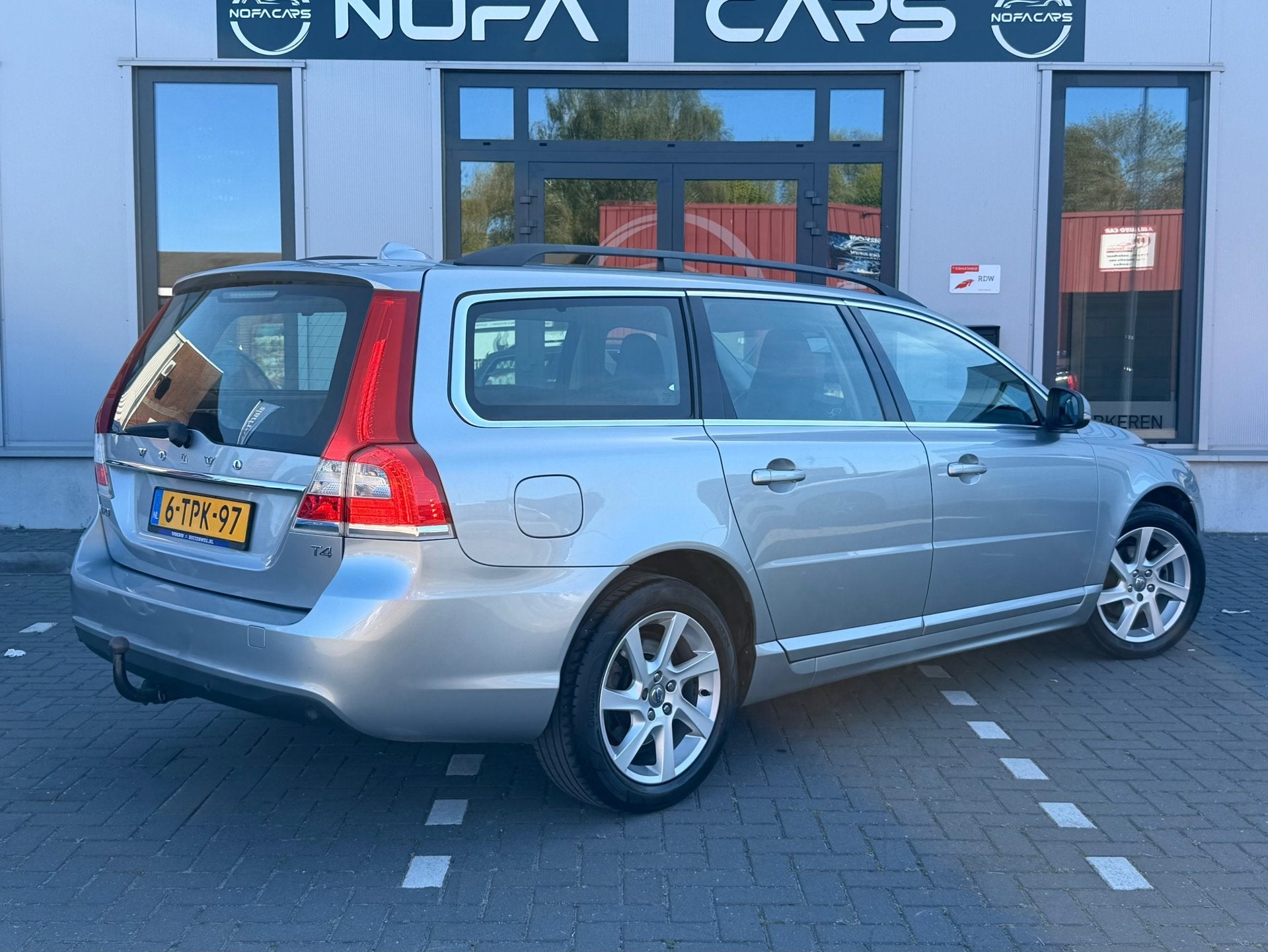 Volvo V70 1.6 T4 Nordic+|Leer|Trekhaak|xenon|Navi|PDC|NAP, Auto's, 4 cilinders, Met garantie (alle), 1600 kg, Zilver of Grijs