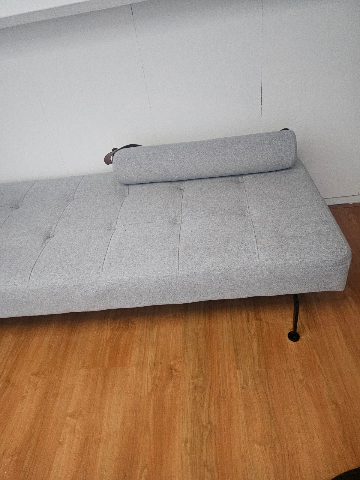 Grijze slaapbank/daybed met kussen, Huis en Inrichting, Banken | Sofa's en Chaises Longues, Ophalen, Eenpersoons, Minder dan 75 cm
