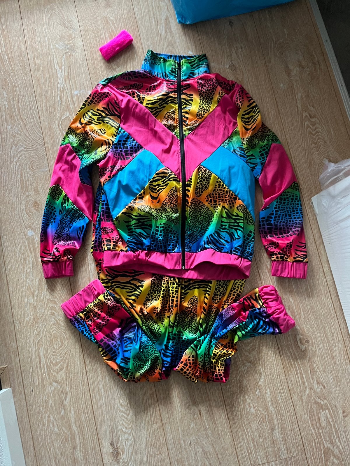Carnavalpak Jaren '80 Trainingspak - Regenboog & Dierenprint, Maat 38/40 (M), Ophalen of Verzenden, Kleding, Overige thema's