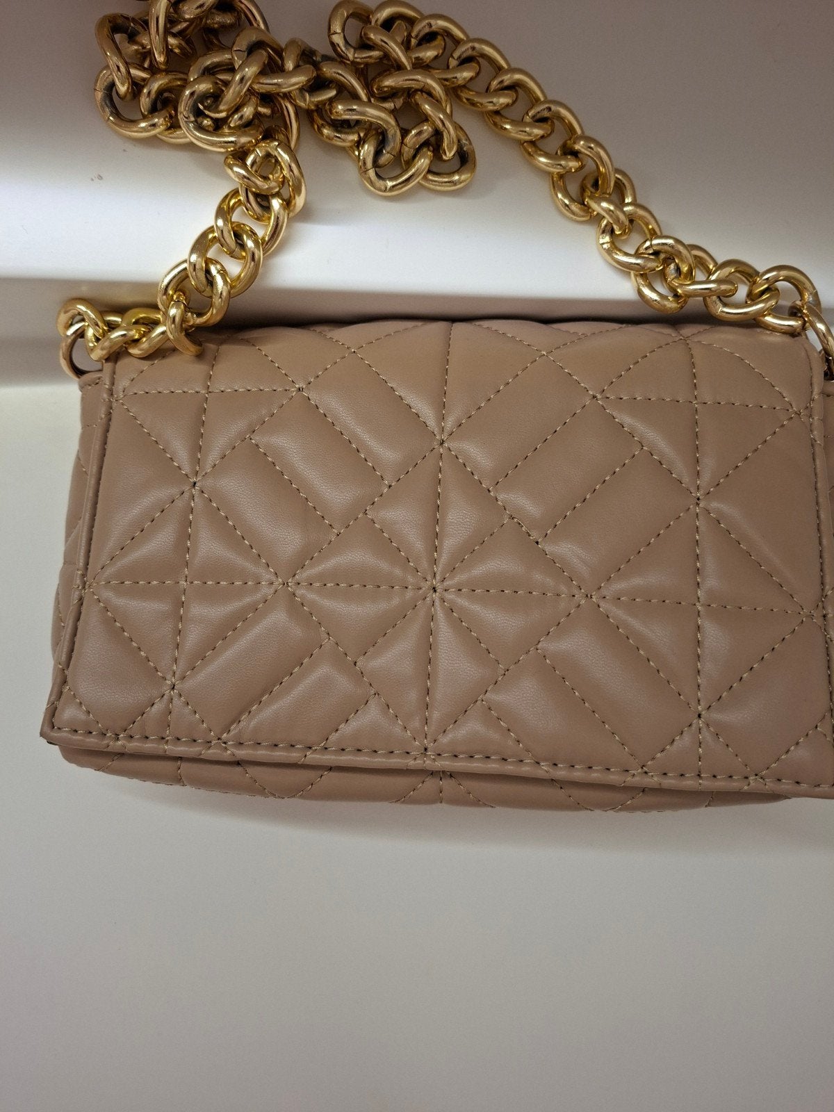 Zara Beige Gewatteerde Schoudertas met Gouden Ketting, Ophalen of Verzenden, Zo goed als nieuw, Beige, Schoudertasje