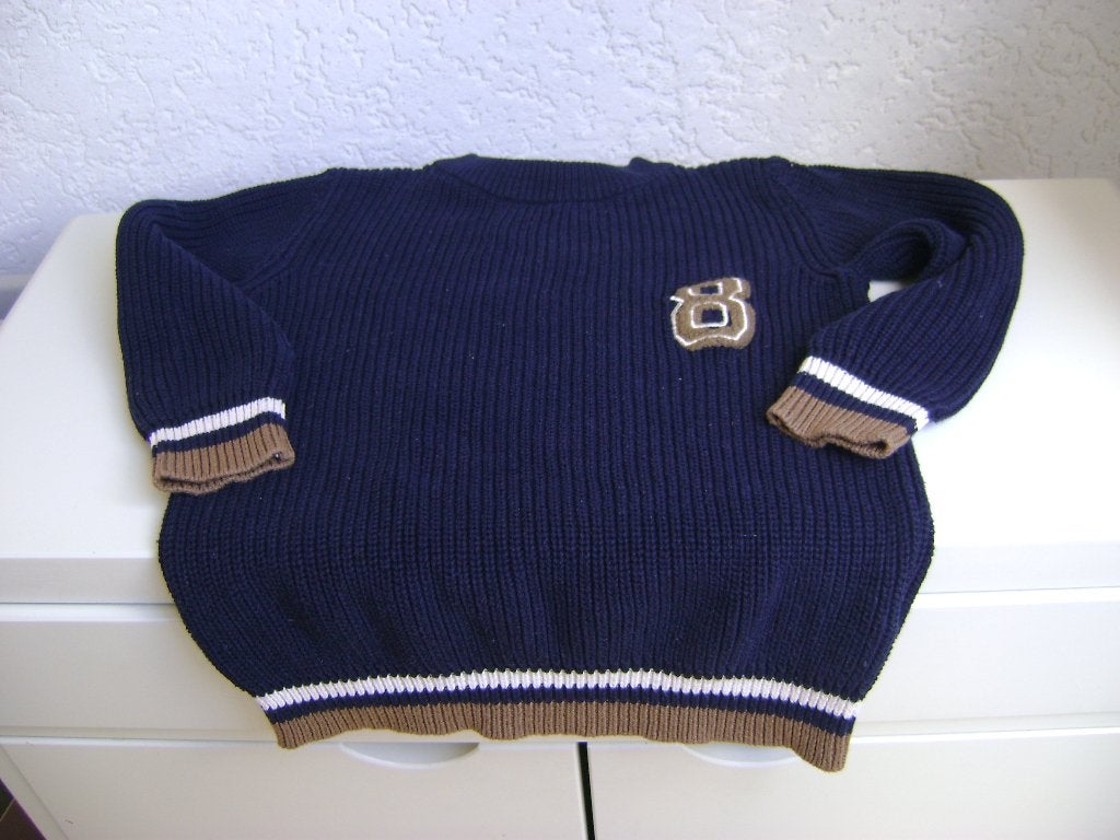 warme donkerblauwe trui mt 98/104 met nr 8 erop van kids, Kids, Trui of Vest, Ophalen of Verzenden, Zo goed als nieuw