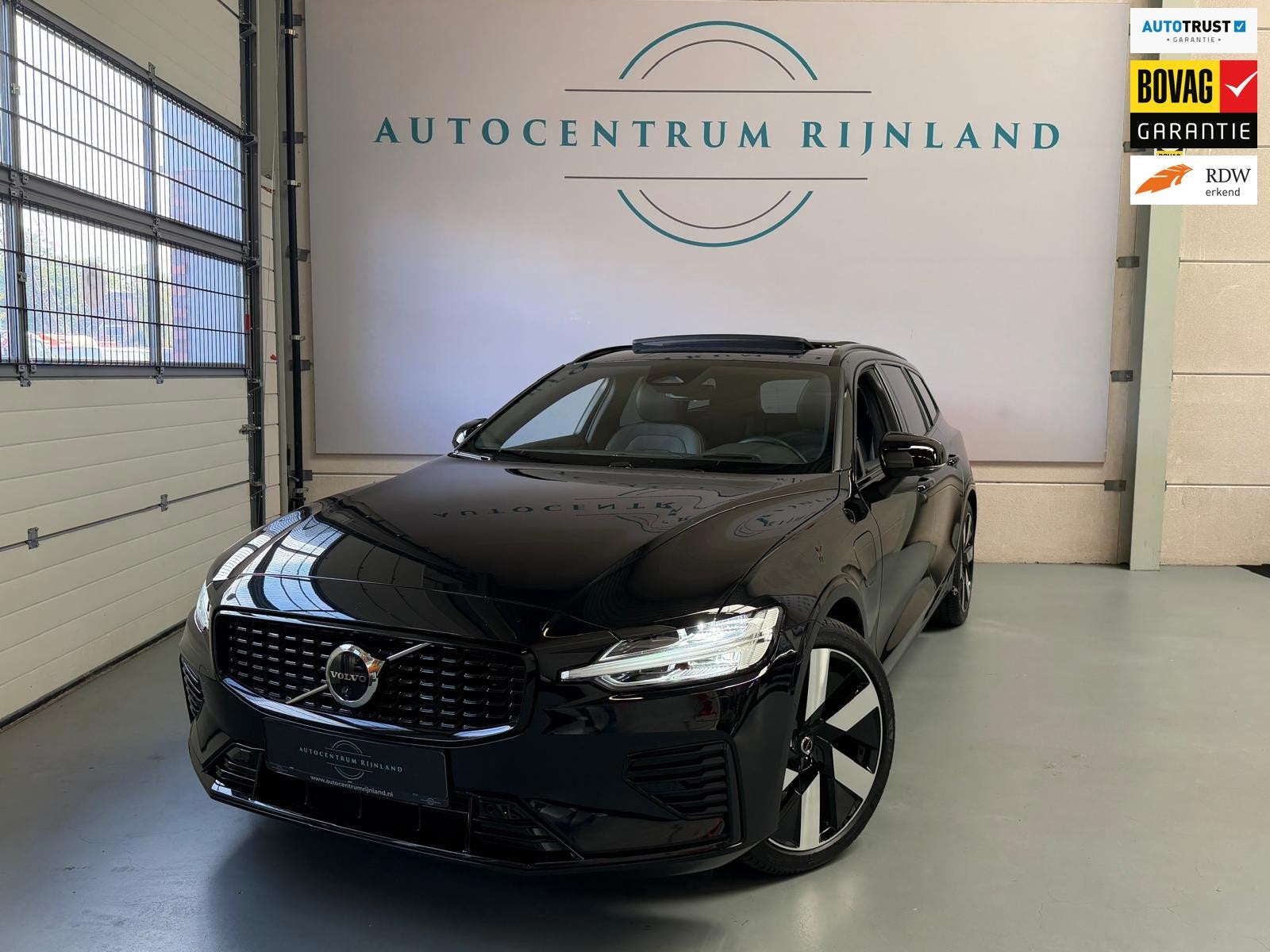 Volvo V60 2.0 T6 Plug-in hybrid AWD Ultra Dark, Pano, HUD, L, Auto's, Automaat, Dealer onderhouden, 4 cilinders, Zwart