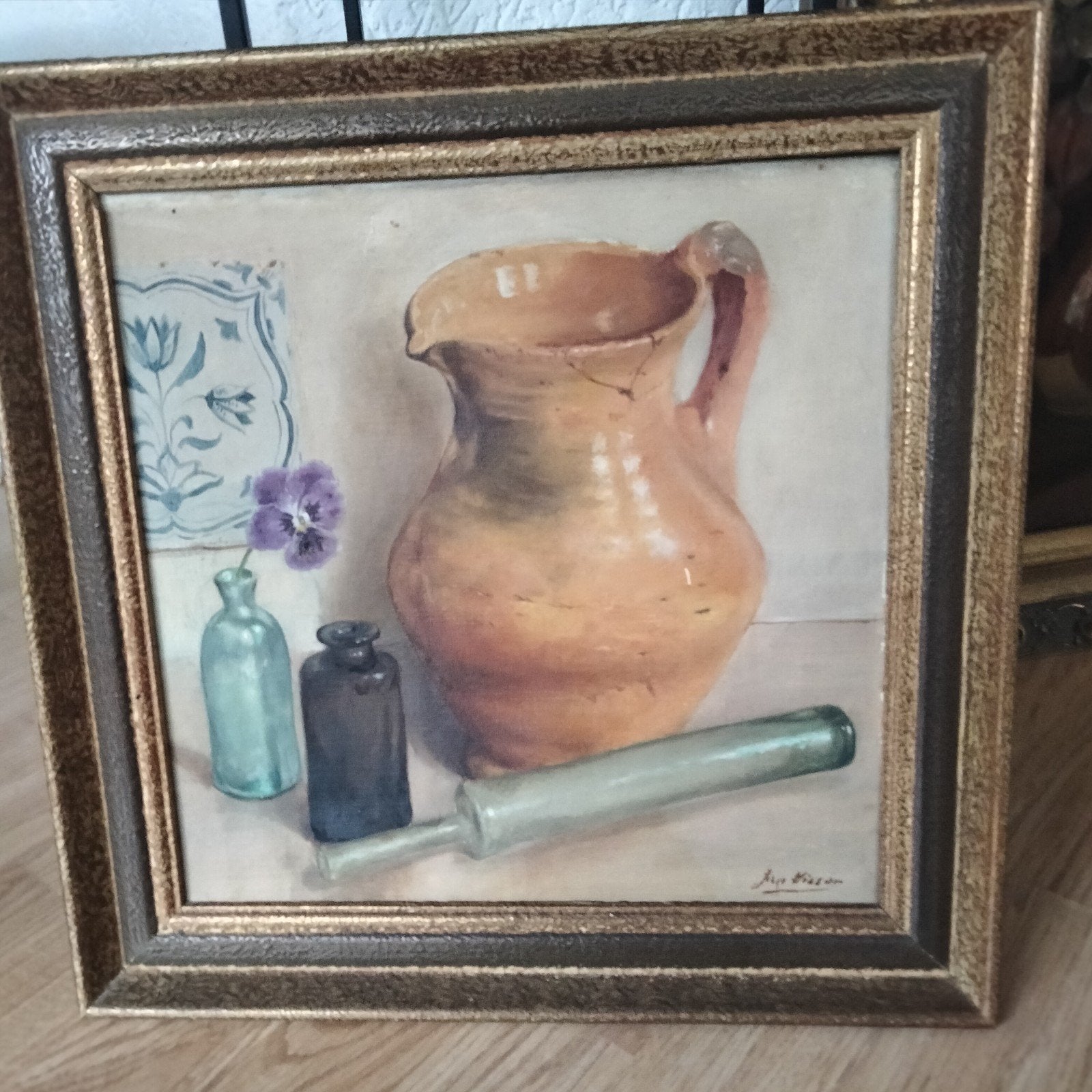 Stilleven met kruik, flessen en bloem, Antiek en Kunst, Doek, Realistisch, Ophalen of Verzenden, Olieverf