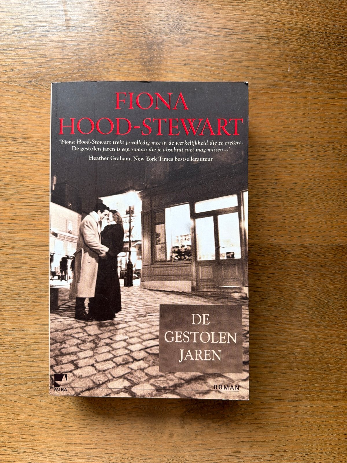 De Gestolen Jaren - Fiona Hood-Stewart Roman, Ophalen of Verzenden, Gelezen, Europa overig