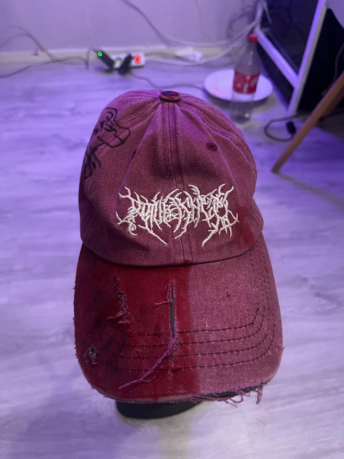 Unieke Rode Distressed Pet met Metal Logo, Kleding | Heren, Hoeden en Petten, Ophalen of Verzenden, Gedragen, One size fits all