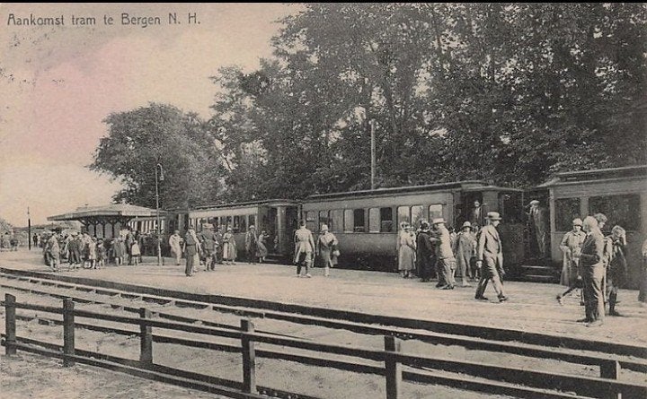 Aankomt tram te Bergen NH met heel veel volk, Verzamelen, Verzenden, Voor 1920, Gelopen, Noord-Holland