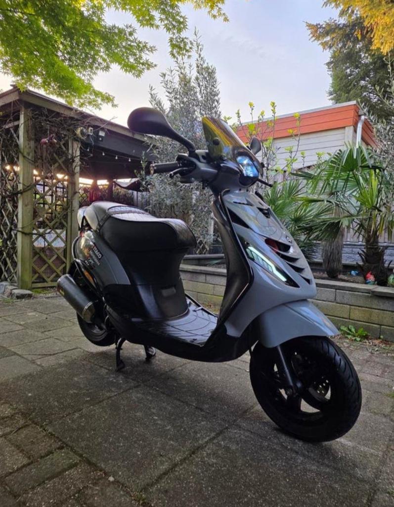 Full option Piaggio Zip uit 2021! Geel kenteken! (Brom), Ophalen, Zo goed als nieuw, Benzine, Zip