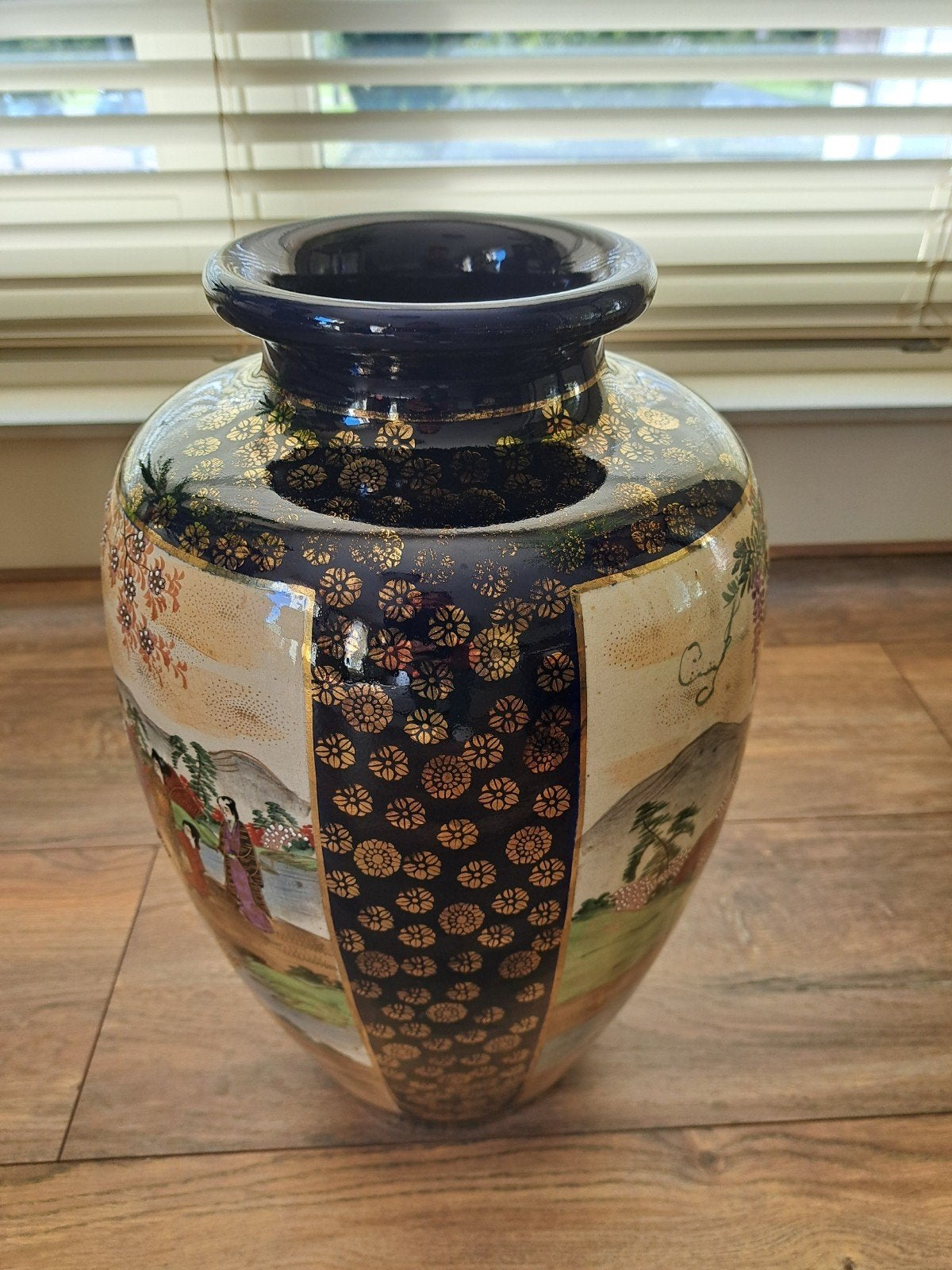 Antieke Japanse Satsuma Vaas met Scènes en Gouden Details, Antiek en Kunst, Ophalen