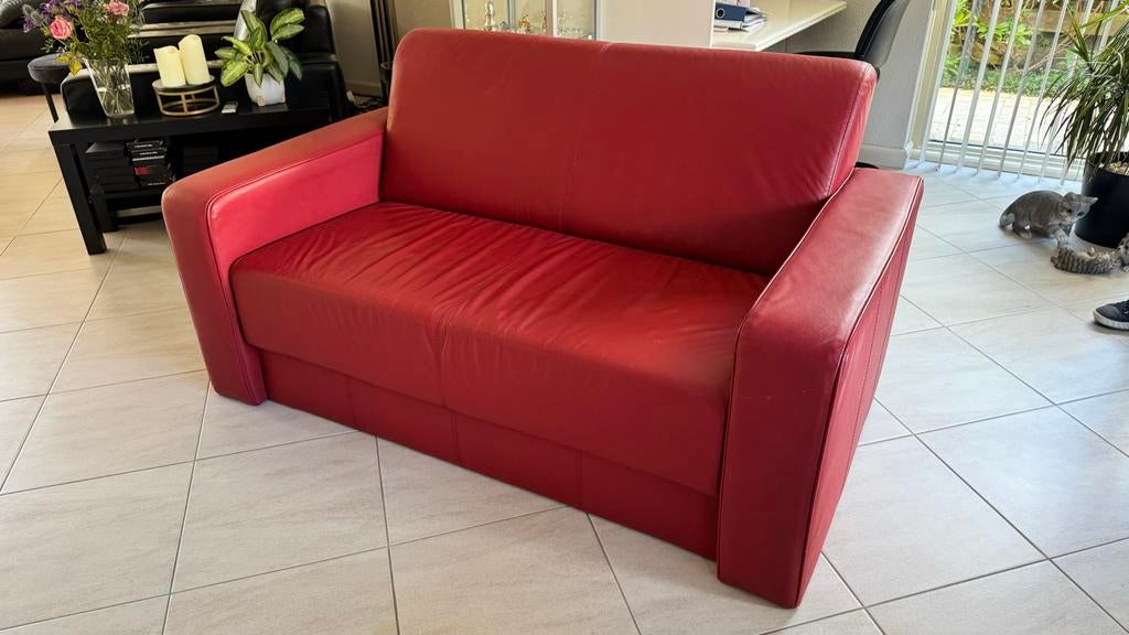 Comfortabele rode tweezitsbank van leer, Huis en Inrichting, Banken | Bankstellen, Ophalen, Gebruikt, 150 tot 200 cm, Tweepersoons