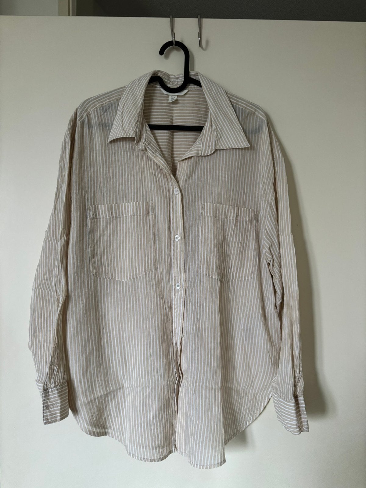 Nieuwe blouse H&M beige maat M licht oversized model, Kleding | Dames, Ophalen of Verzenden, Nieuw, Maat 38/40 (M), Beige