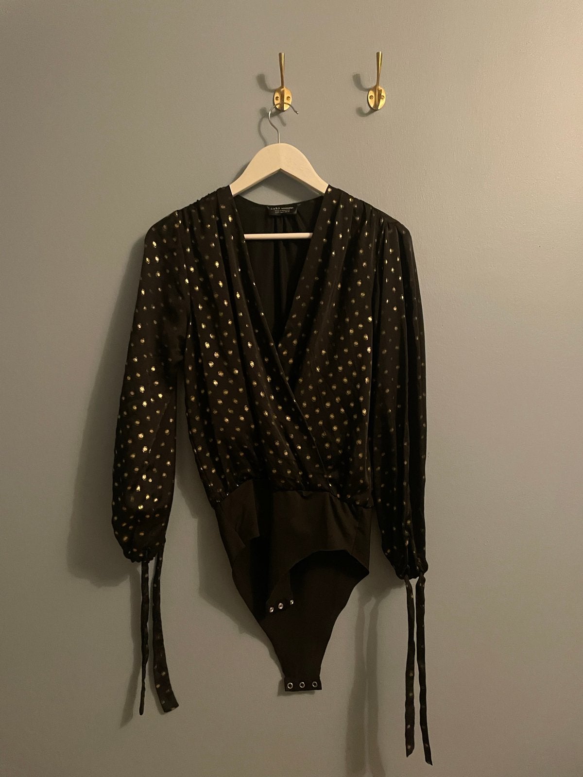 Zwarte bodysuit met gouden stippen ZARA, Kleding | Dames, Tops, Maat 38/40 (M), Zwart, Ophalen of Verzenden, Lange mouw