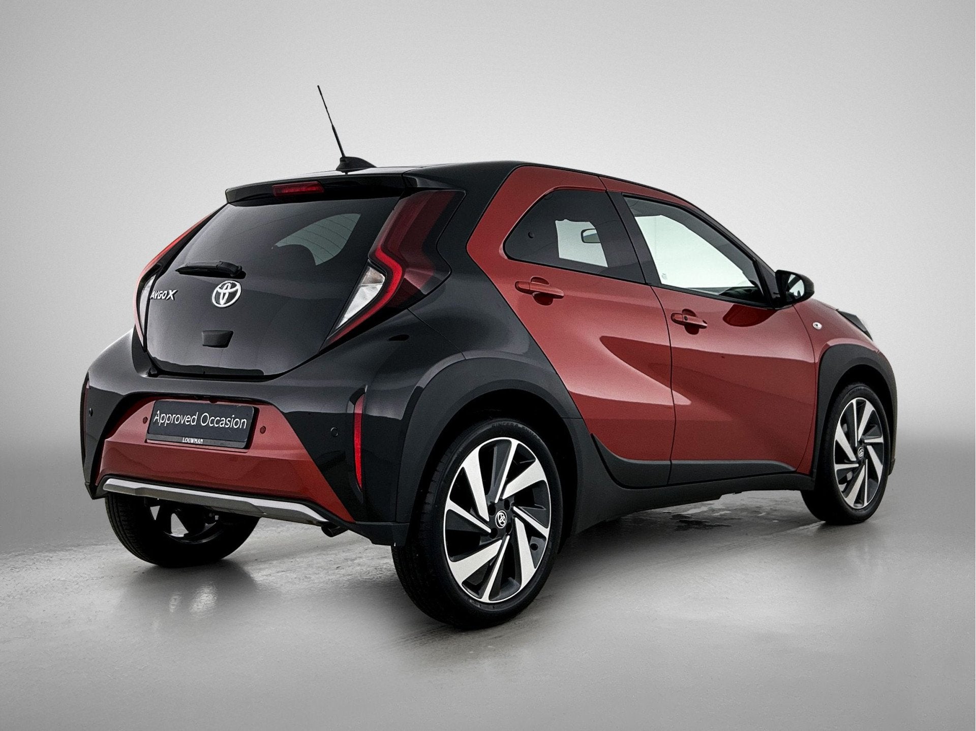 Toyota Aygo X 1.0 VVT-i S-CVT Envy Automaat | Premium uitgev, Gebruikt, 4 stoelen, Leder en Stof, 3 cilinders