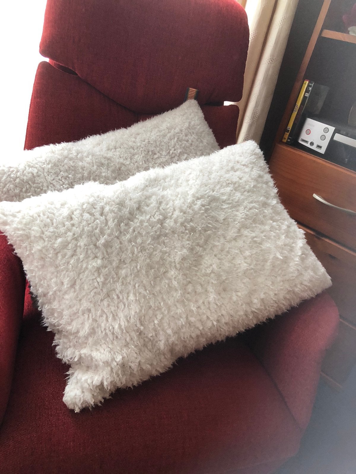 2 mooie witte bruine kussenhoezen met “vacht” 40 x 60 cm, Huis en Inrichting, Woonaccessoires | Kussens, Ophalen of Verzenden