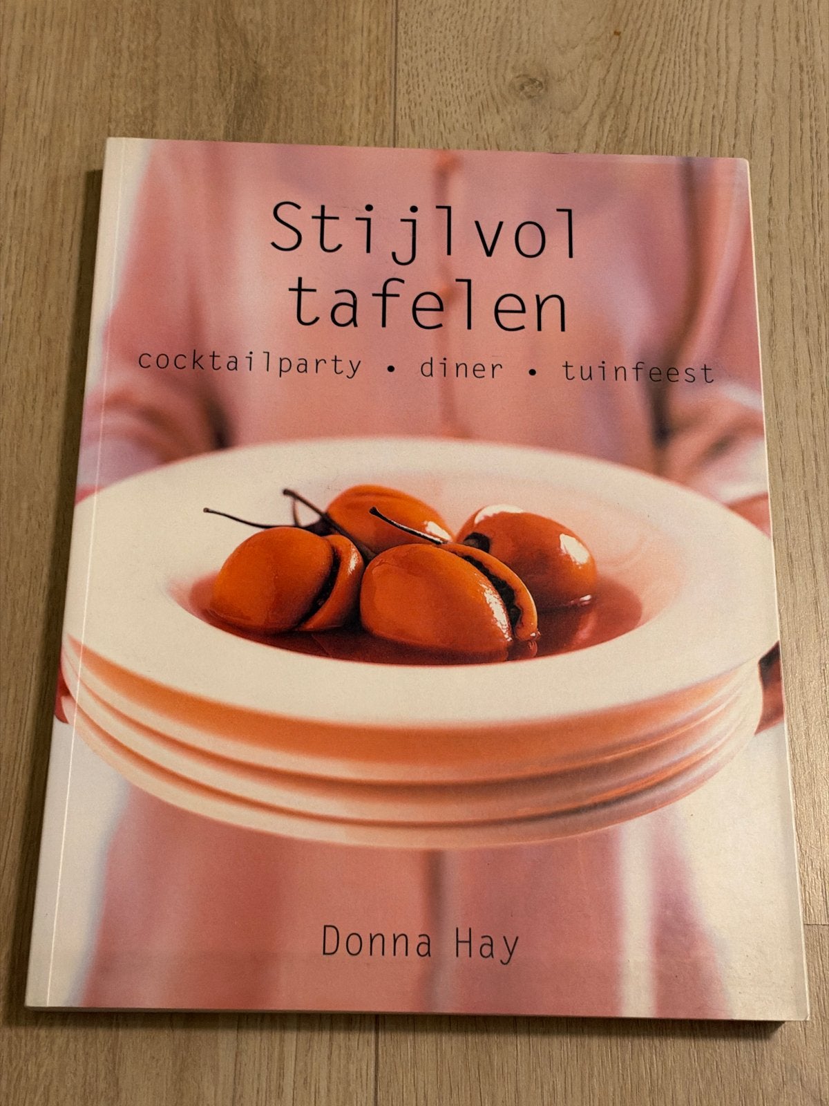 Stijlvol Tafelen - Donna Hay (ISBN 3829016476), Ophalen of Verzenden, Gelezen