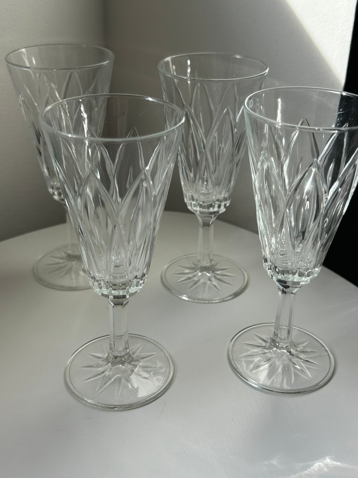 Set van 4 vintage wijnglazen –diep geslepen glas, mooi model, Ophalen of Verzenden, Zo goed als nieuw, Overige typen