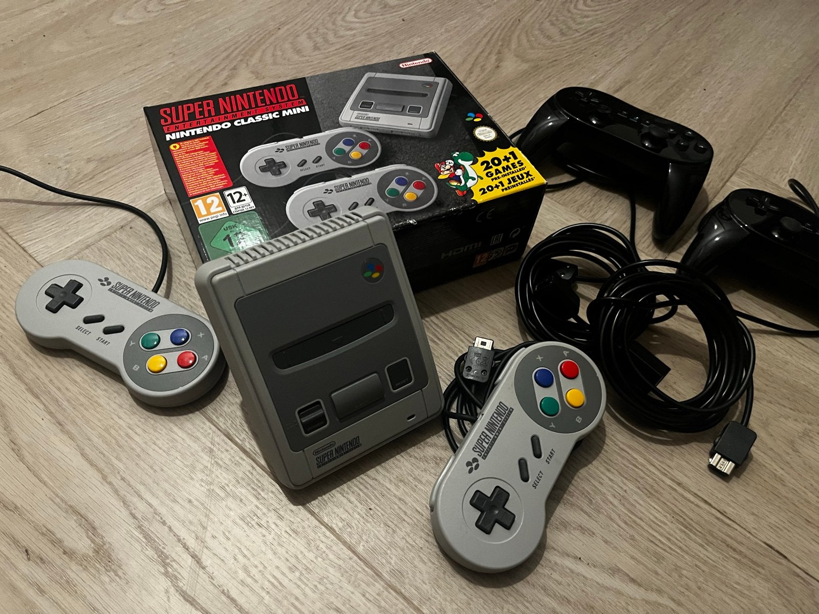 Nintendo Mini SNES met 159x Games 2 extra N64 controllers, Ophalen of Verzenden, Zo goed als nieuw, Met 3 controllers of meer