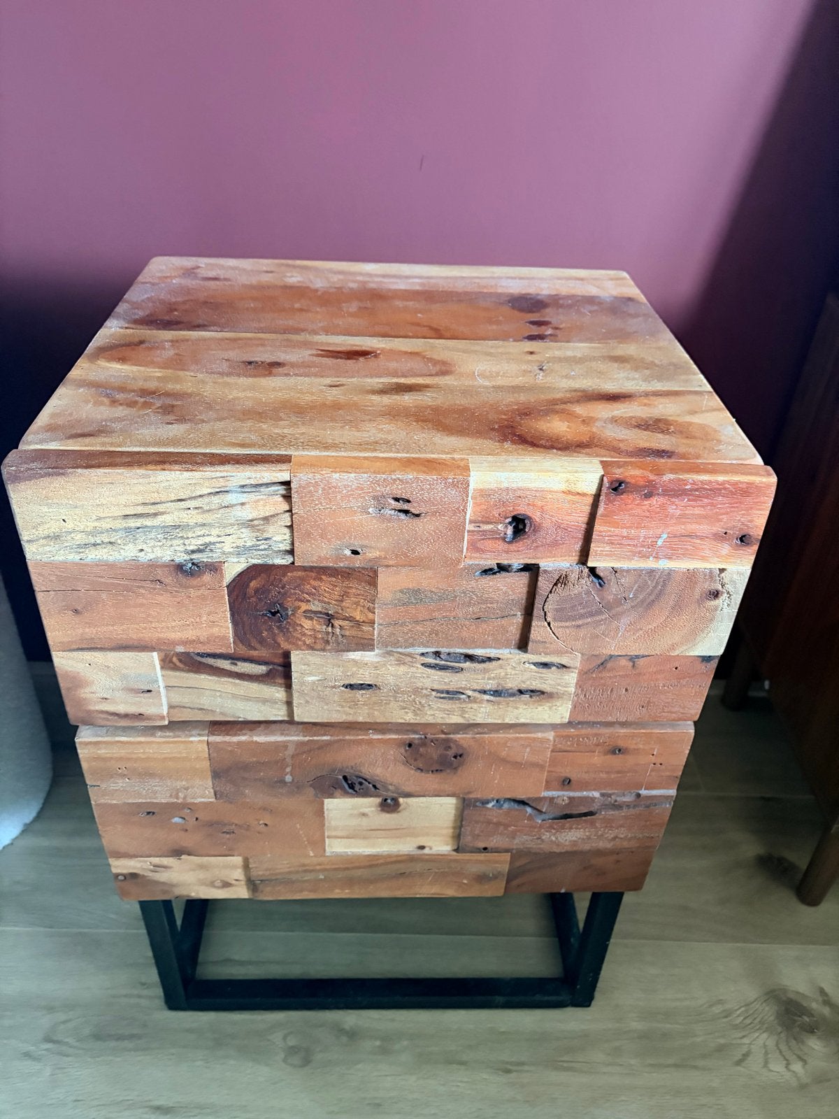Unieke houten bijzettafel/nachtkastje met metalen onderstel