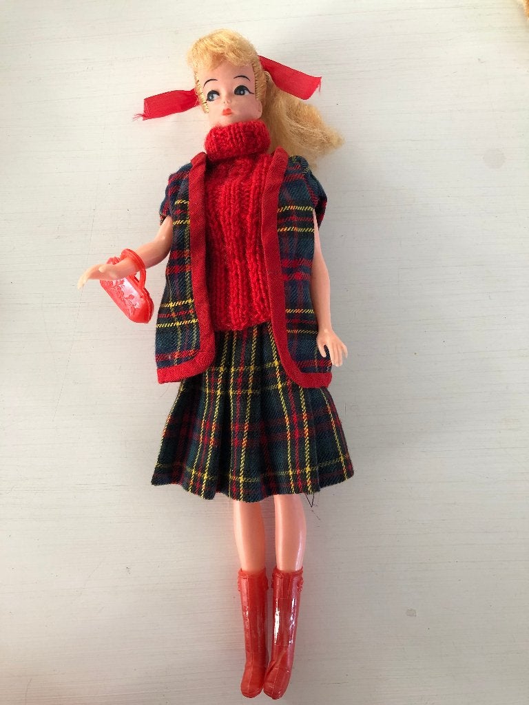 Barbiepop Vintage Jaren 60 met chique Schotse outfit, Ophalen of Verzenden, Zo goed als nieuw, Pop