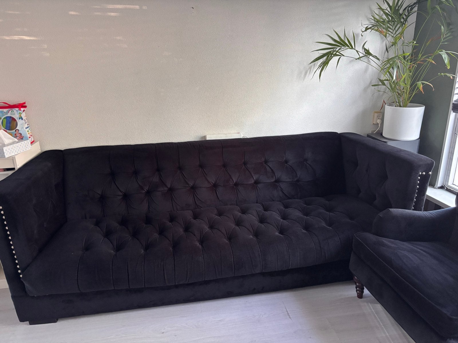 Zwarte Chesterfield bank met fauteuil en poef, Ophalen, Gebruikt, Stof
