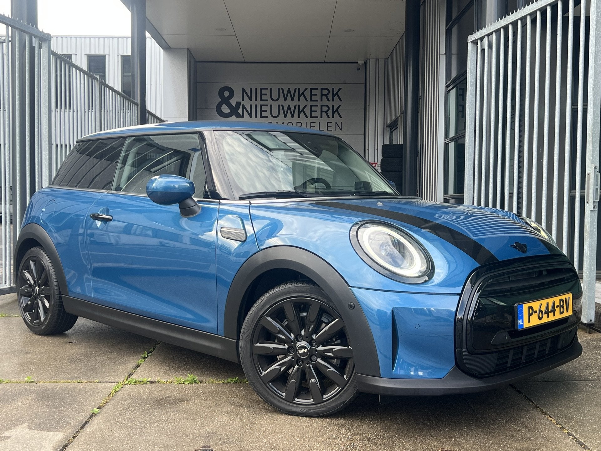MINI Mini 1.5 Cooper Business Edition | AUTOMAAT | CARPLAY/A, 136 pk, Gebruikt, Met garantie (alle), Leder en Stof