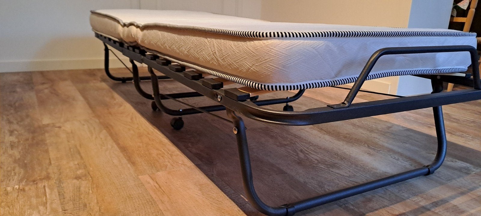 Opvouwbaar logeerbed met matras en hoes, Ophalen, Gebruikt, Eenpersoons, Zwart