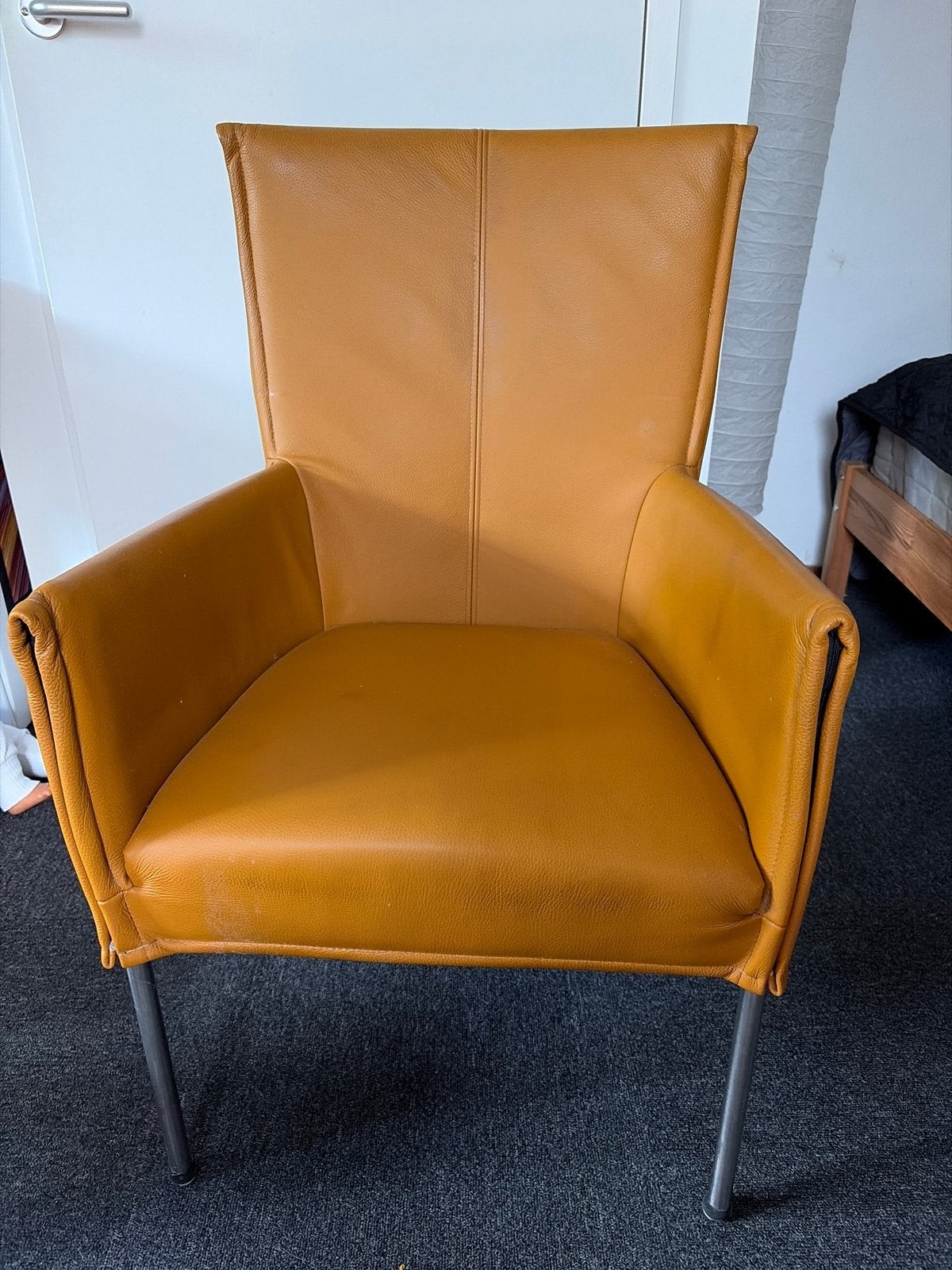 Comfortabele okergele leren stoel met metalen poten, Huis en Inrichting, Stoelen, Gebruikt, Eén, Leer, Overige kleuren, Ophalen