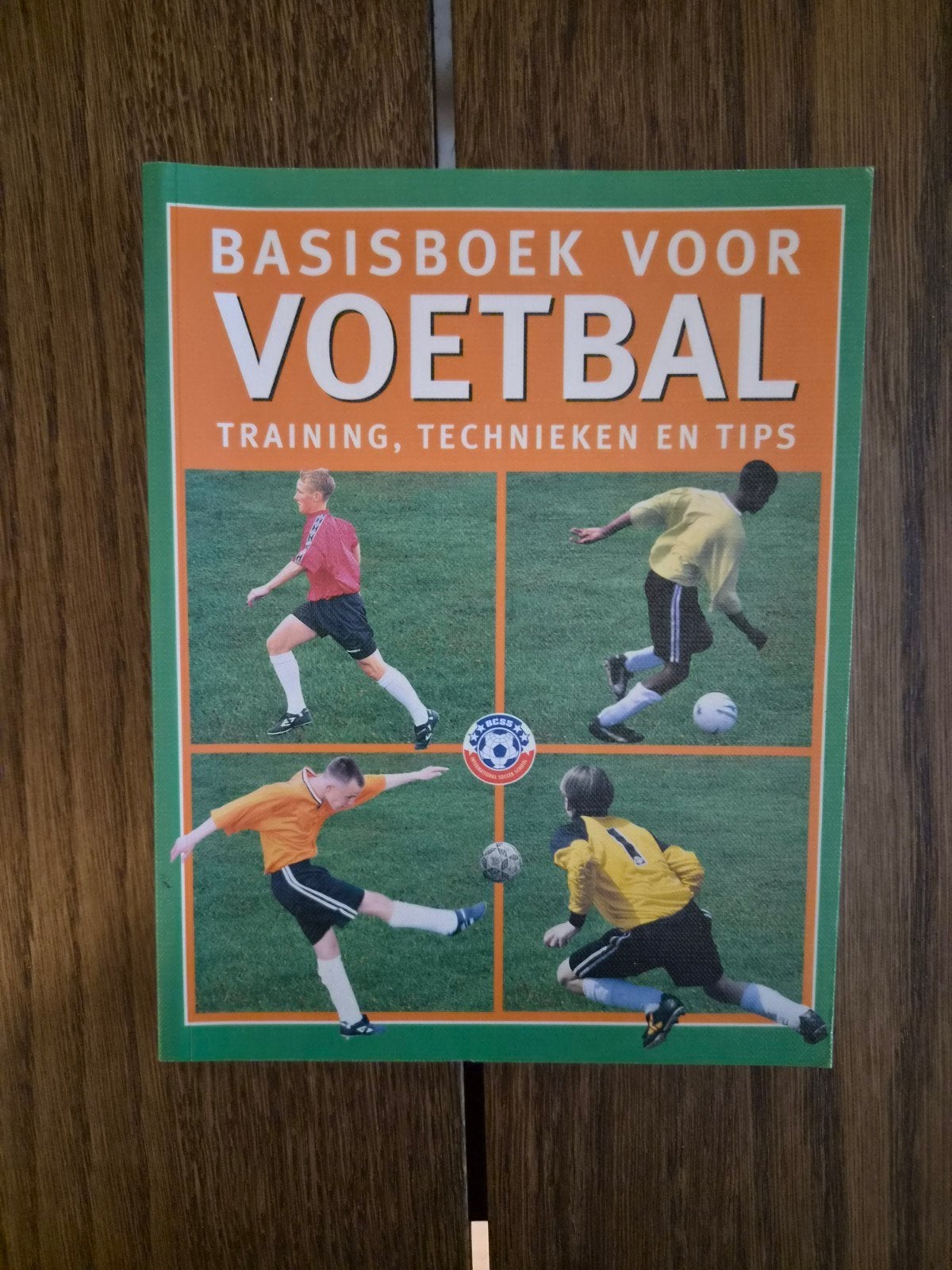 Basisboek voor Voetbal: Training, Technieken en Tips, Ophalen of Verzenden, Gelezen, Bobby Charlton Soccer School, Balsport
