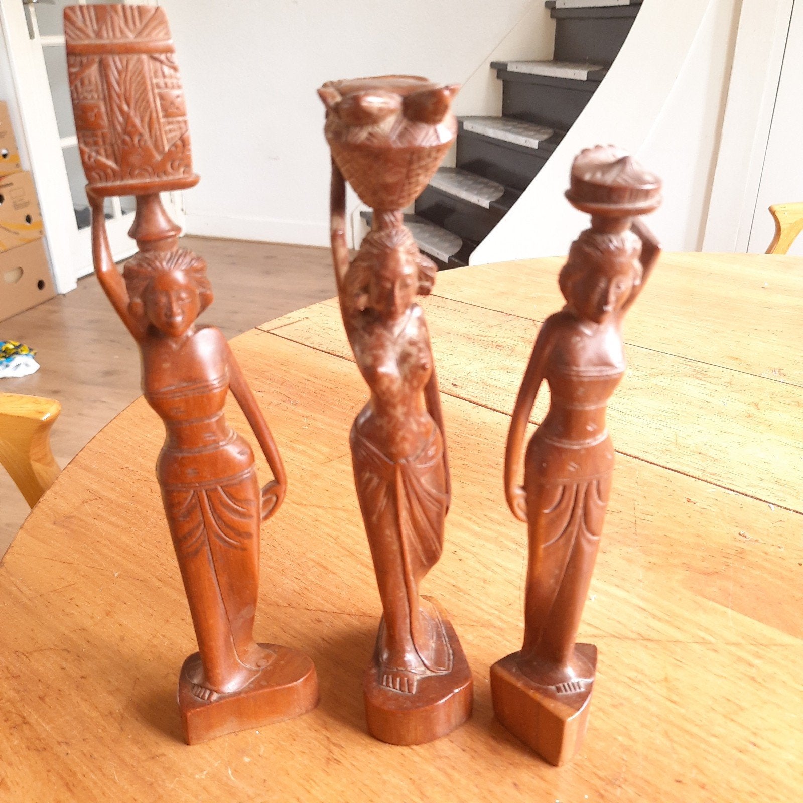 Bali Indonesië Drie Ranke Houten Beelden Balinese Draagsters