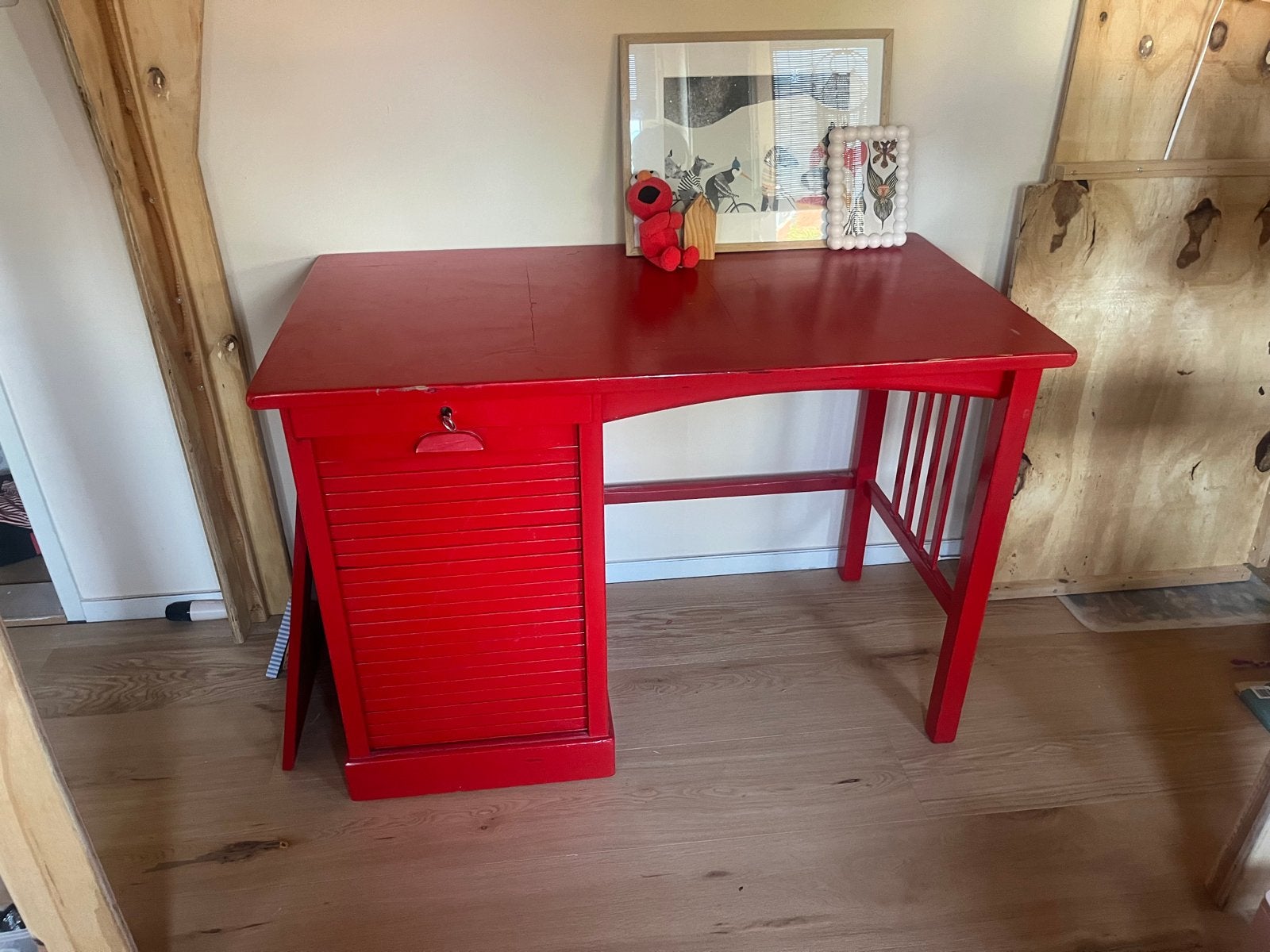 Rood houten bureau met roldeur en opbergruimte, Ophalen, Gebruikt