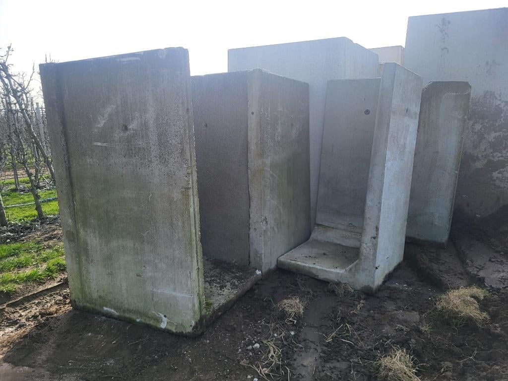 4 stuks gebruikte Hoek keerwand 200cm hoog, Ophalen, Gebruikt, Biels, Beton