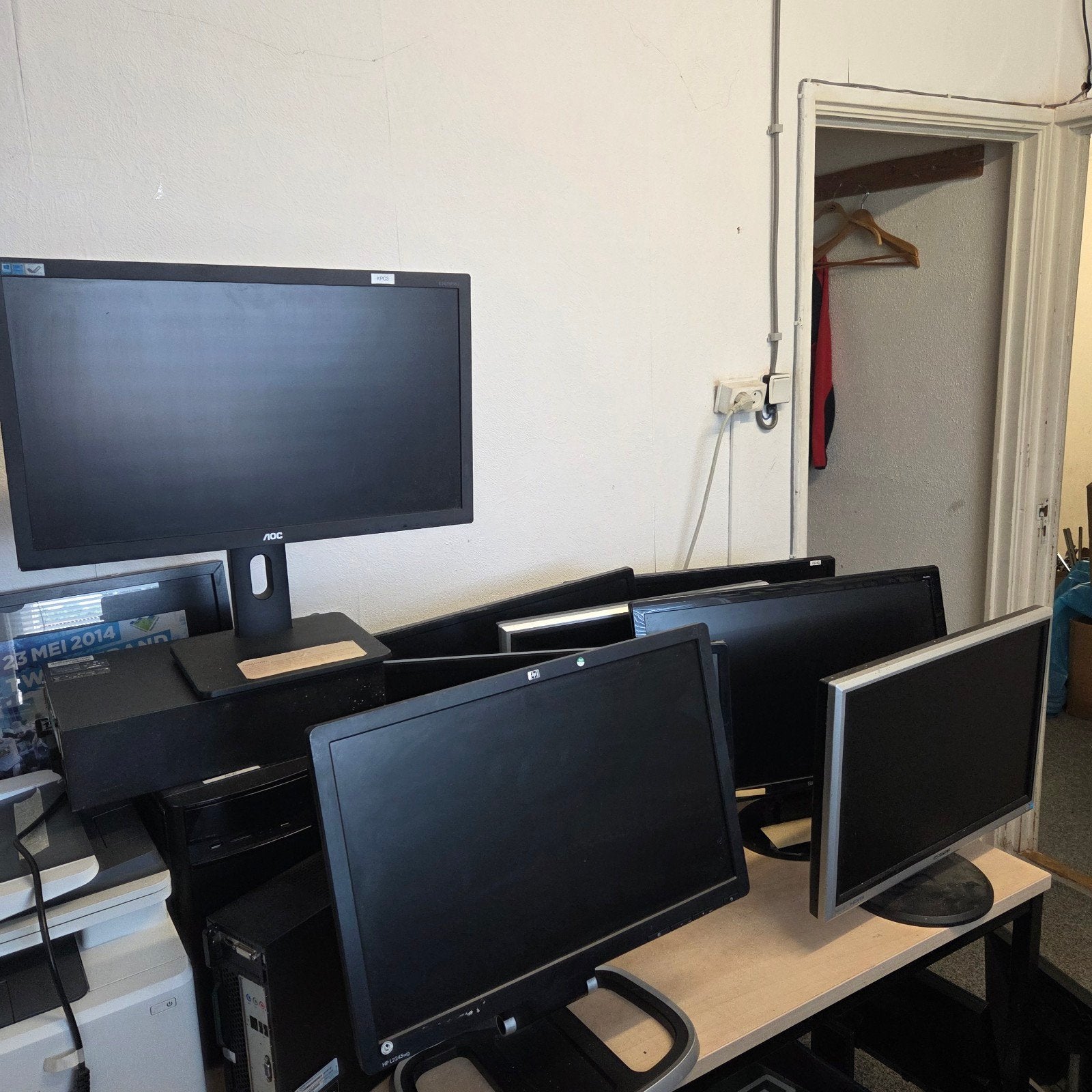 Partij 15 beeldschermen alles in 1x mee, Computers en Software, Barebones, Ophalen of Verzenden