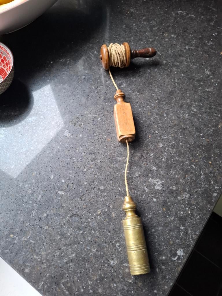 Antieke schietlood met houten haspel en messing gewicht, Ophalen of Verzenden