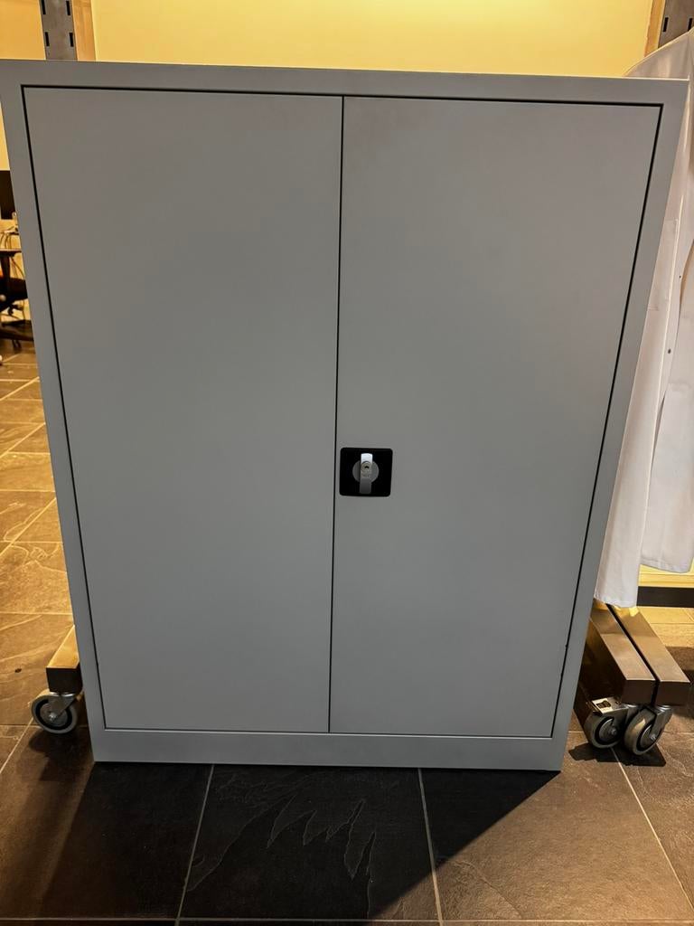 Stalen kast met sleutel, Huis en Inrichting, Kasten | Roldeurkasten en Archiefkasten, Ophalen, 100 tot 150 cm, 100 tot 150 cm