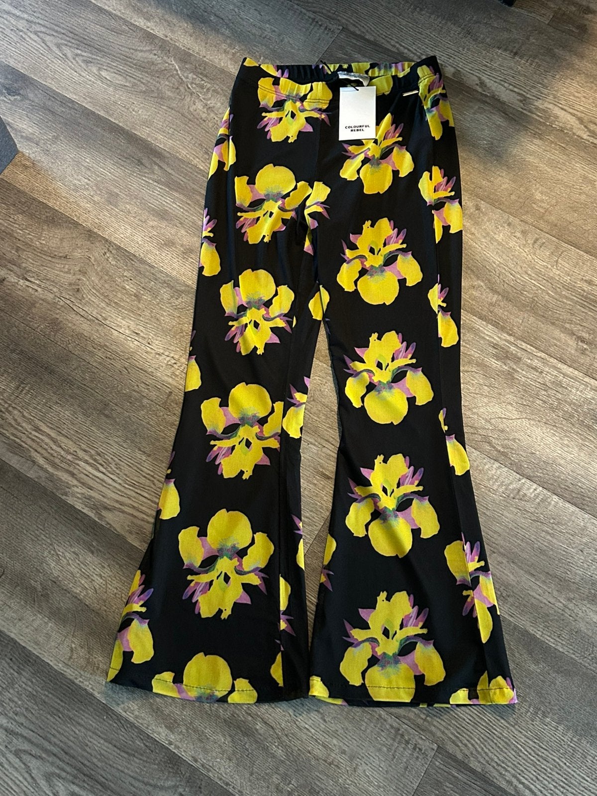 Colourful Rebel flared pants big flower yellow, maat XL, Kleding | Dames, Broeken en Pantalons, Geel, Maat 46/48 (XL) of groter