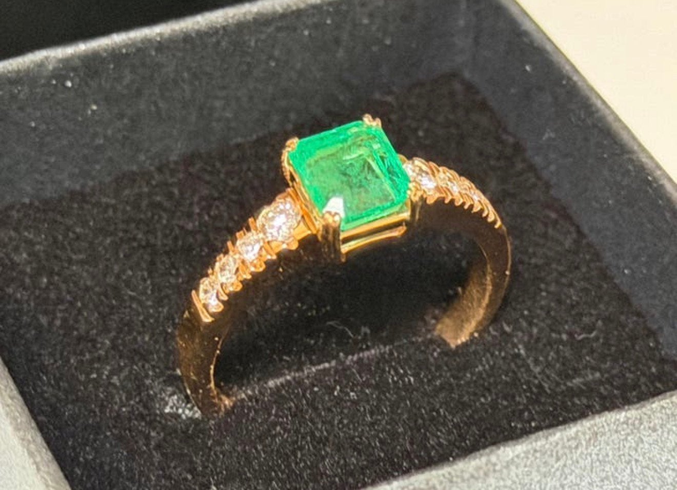 18K gouden ring met smaragd 2.75ct en natuurlijke diamanten!, 20 of groter, Nieuw, Ophalen of Verzenden, Dame of Heer